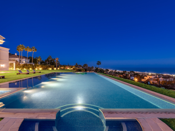 Villa Bellagio private estate with infinity pool, Sierra Blanca